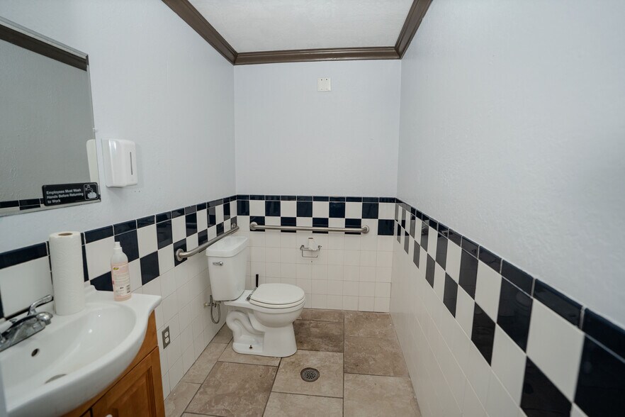 More Photos Of 5995 N Courtenay Pky, Merritt Island Light Manufacturing For Sale