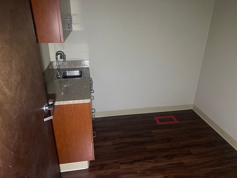 More Photos Of 1800 W Pioneer Pky, Arlington Medical For Lease