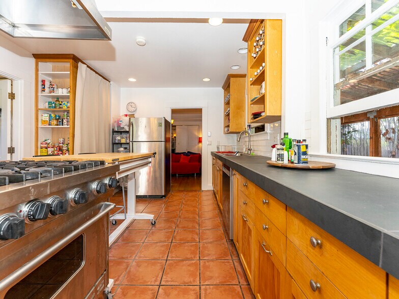 More Photos Of 1405 SE Tacoma St, Portland Storefront For Sale