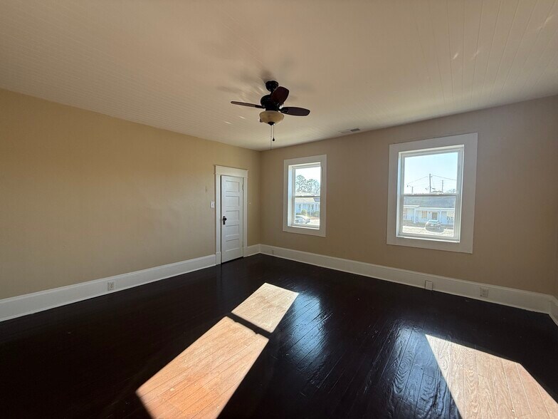 More Photos Of 402 College St, Clinton Office For Sale