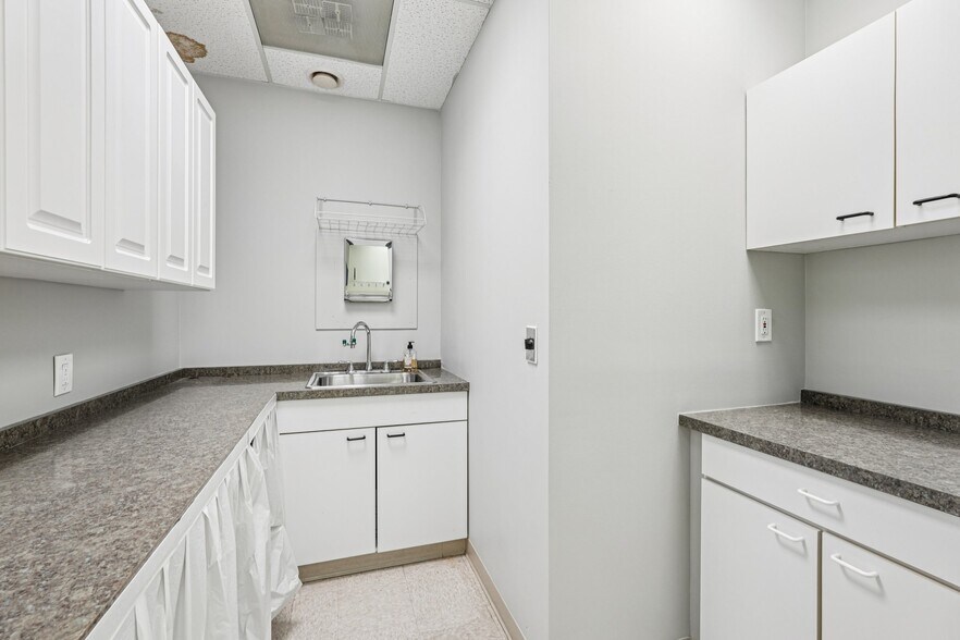 More Photos Of 970 N Broadway, Yonkers Medical For Lease