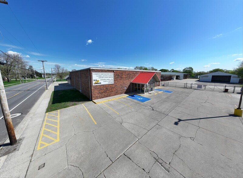 More Photos Of 418 N Michigan Ave, Edgerton Freestanding For Sale