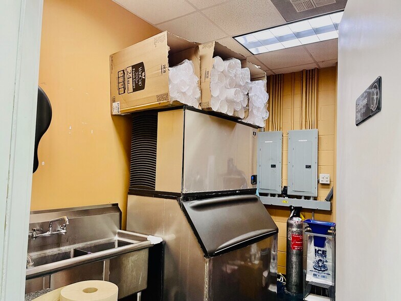 More Photos Of 8799 State Highway 35 N, Van Vleck Convenience Store For Sale