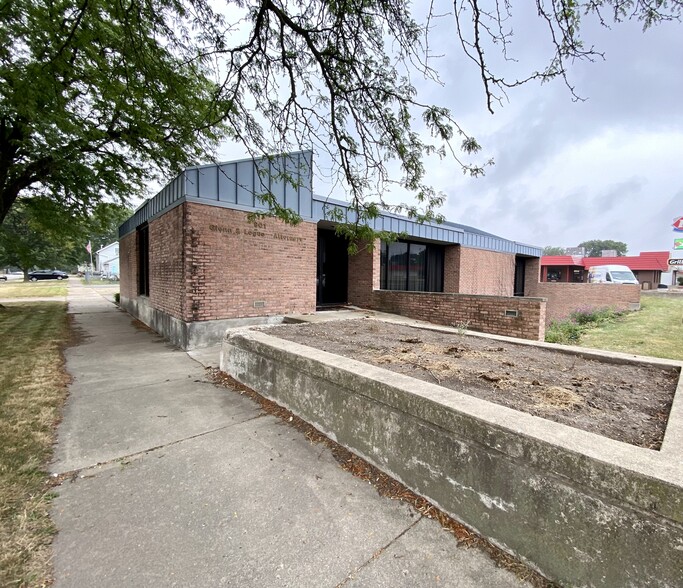 Primary Photo Of 901 Charleston Ave, Mattoon Medical For Lease