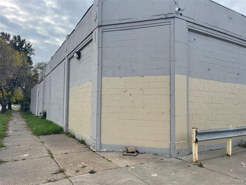 More Photos Of 301 S Oakwood, Detroit Warehouse For Sale