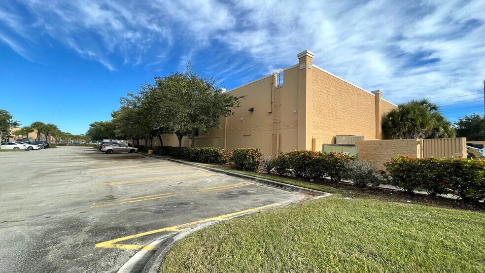 More Photos Of 10921-10941 S US 1 Hwy, Port Saint Lucie Storefront For Lease