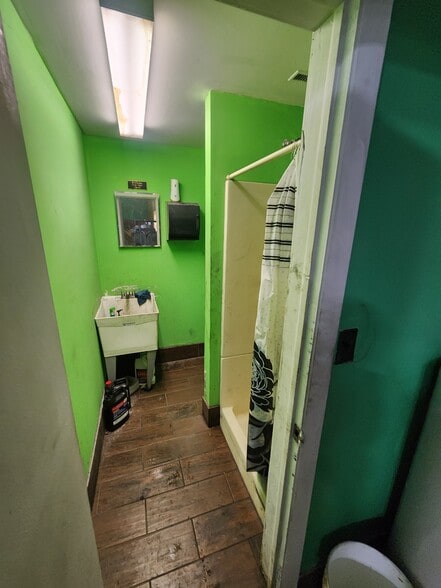 More Photos Of 370 Ardale St, West Haven Light Manufacturing For Sale