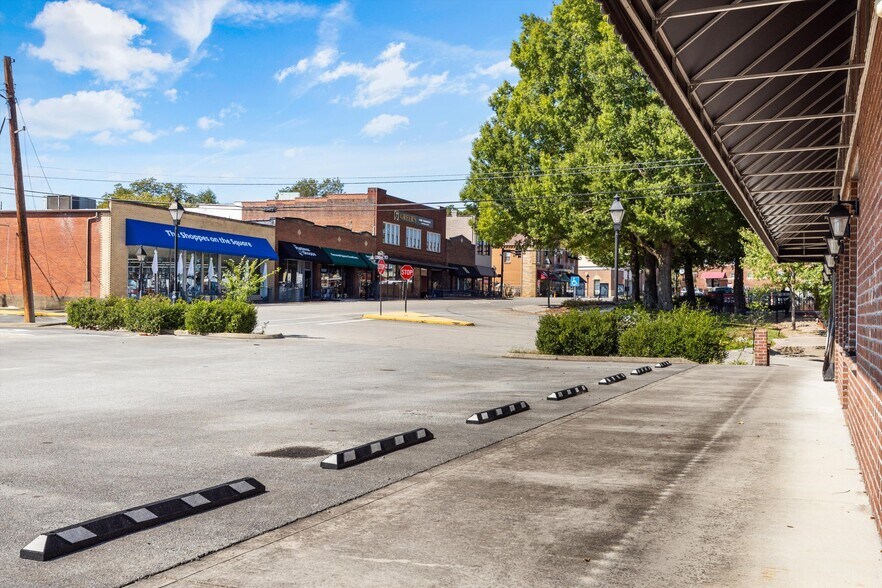 More Photos Of 700 Grove St, Loudon Office For Sale