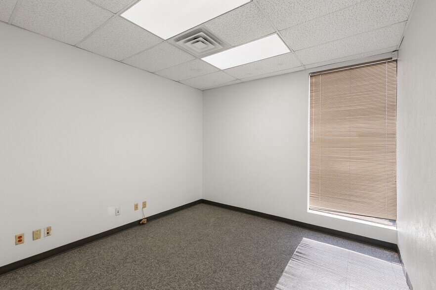 More Photos Of 11126 Shady Trl, Dallas Unknown For Lease