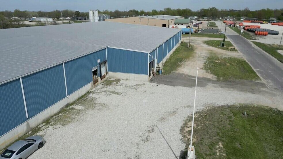 More Photos Of 1301 Industrial Park Rd, Mountain Grove Warehouse For Sale