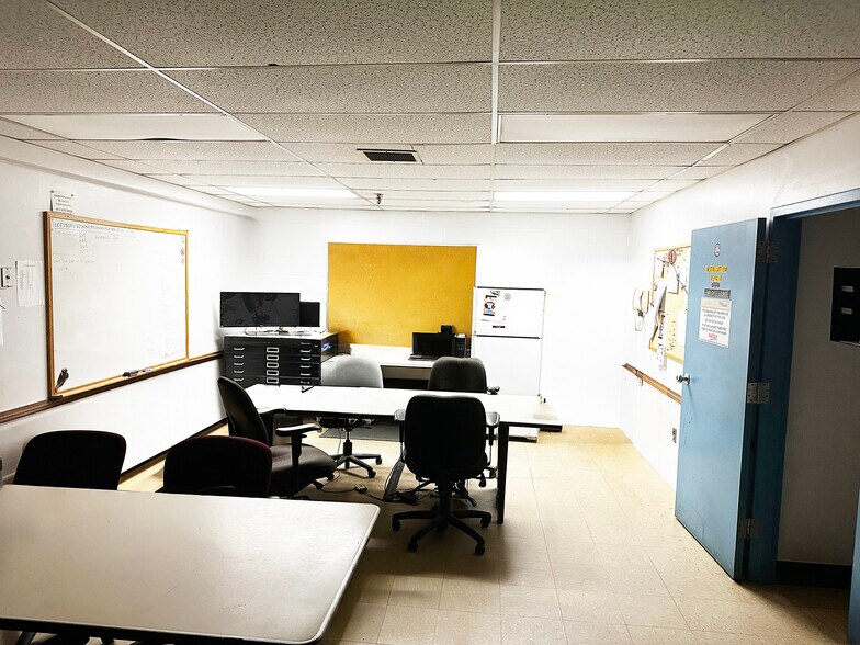 More Photos Of 15 Bradco St, Keene Distribution For Lease