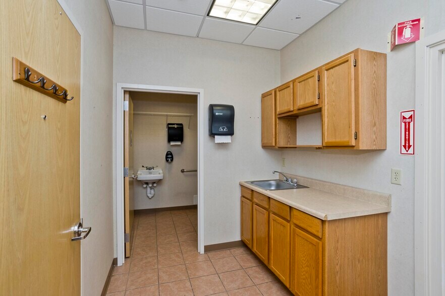 More Photos Of 422 Main St, Easthampton Freestanding For Lease