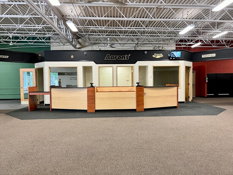 More Photos Of 2850 N Market St, Shreveport General Retail For Sale