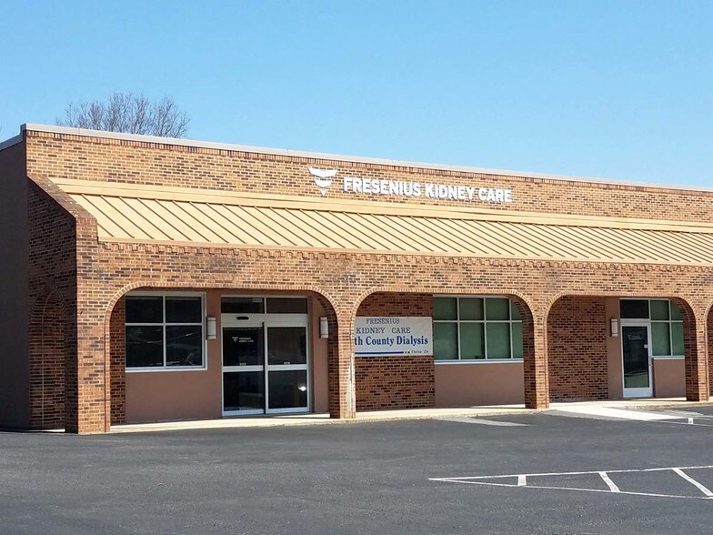 More Photos Of 945 N Main St, Marion Supermarket For Lease