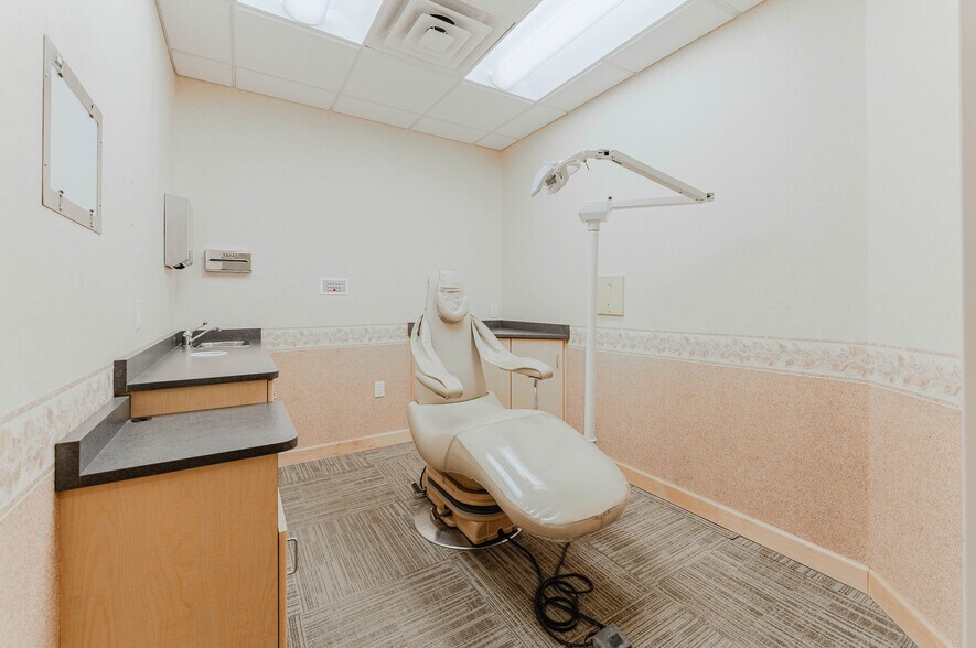 More Photos Of 1875 West Pointe Dr, Oshkosh Medical For Sale