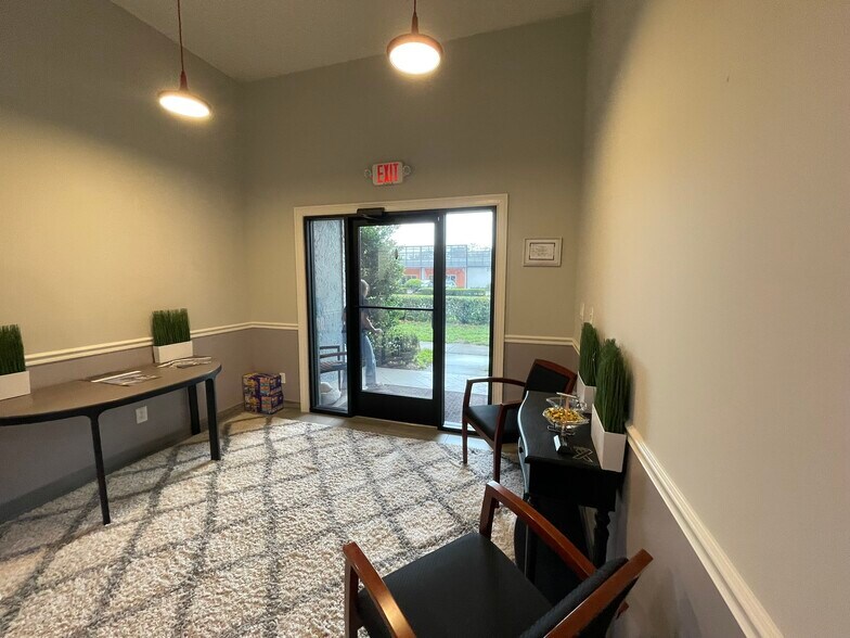 More Photos Of 278 Semoran Commerce Pl, Apopka Warehouse For Lease