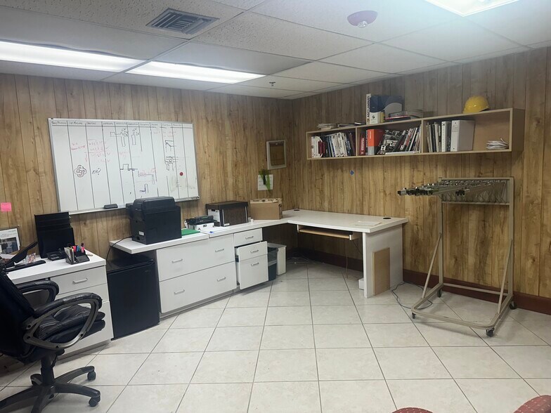 More Photos Of 1675-1677 W 31st Pl, Hialeah Manufacturing For Lease