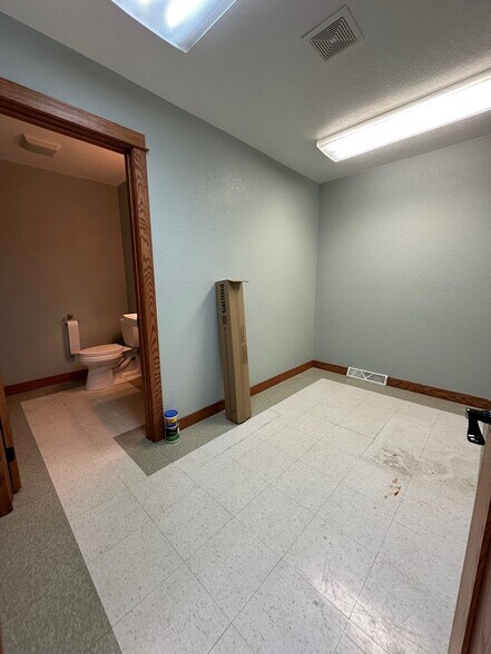 More Photos Of 820 W Summit St, Winterset Medical For Sale