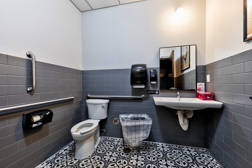 More Photos Of 973 Smith Ave S, Saint Paul Freestanding For Sale