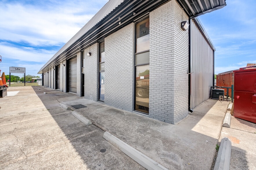 More Photos Of 10215 Papalote St, Houston Showroom For Lease