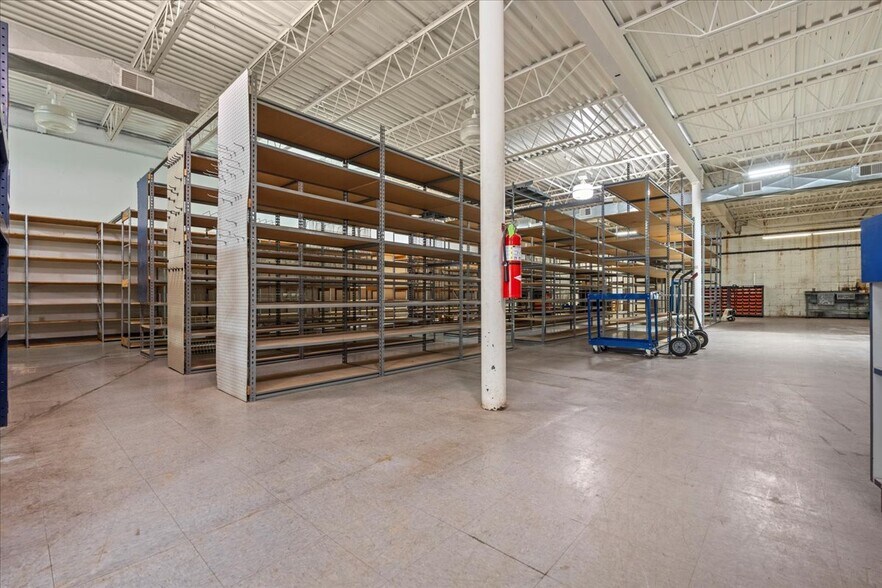 More Photos Of 516 Washington St, Ravenswood Freestanding For Lease