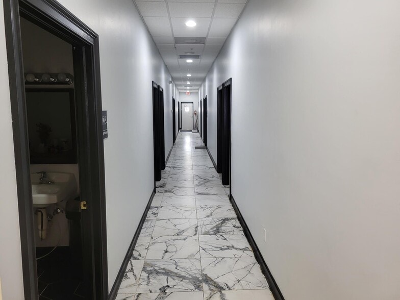 More Photos Of 1575 Pine Ridge Rd, Naples General Retail For Sale