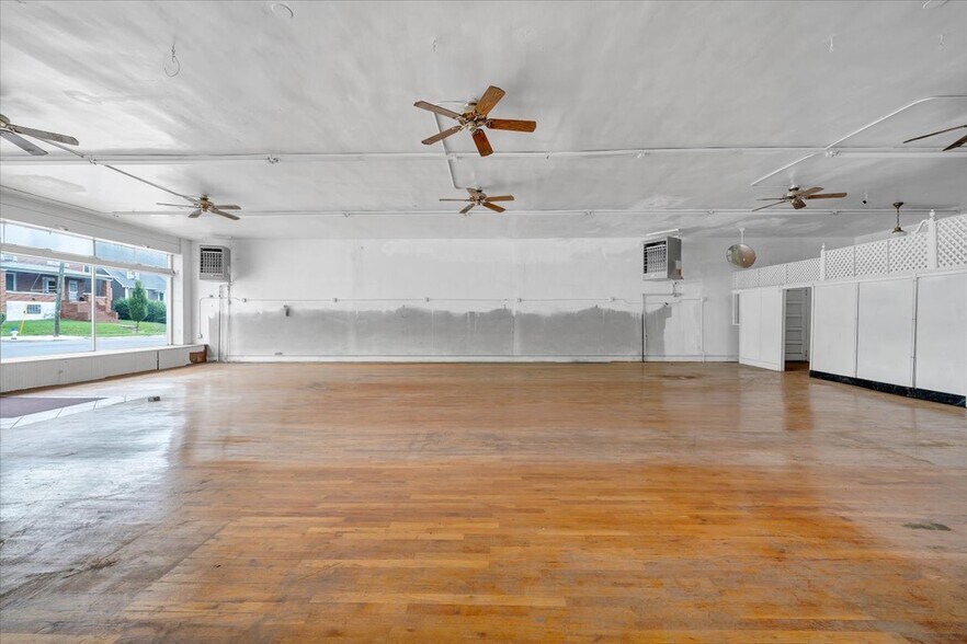 More Photos Of 2302 Melrose Ave NW, Roanoke Flex For Lease
