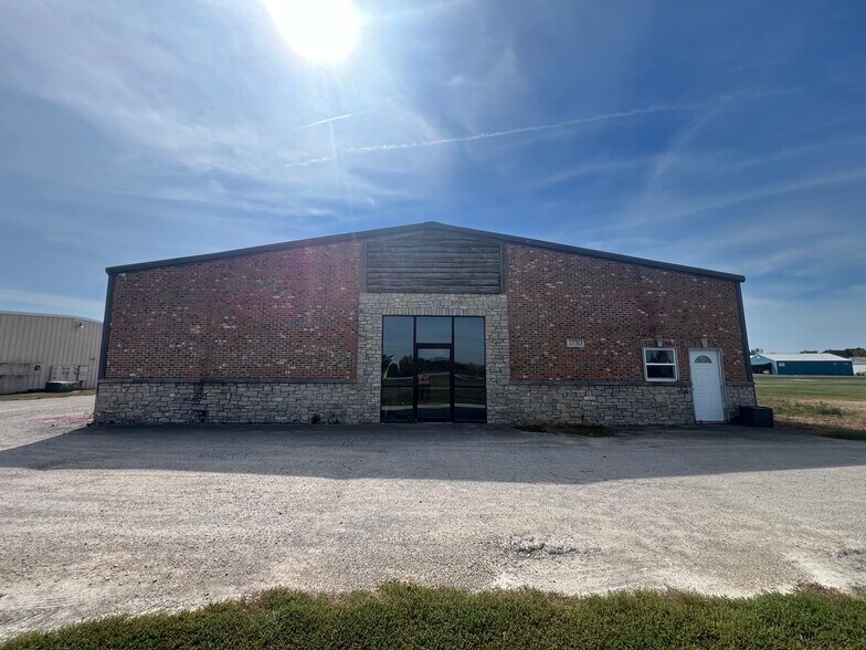 Primary Photo Of 1730 W Church St, Sandwich Auto Repair For Sale