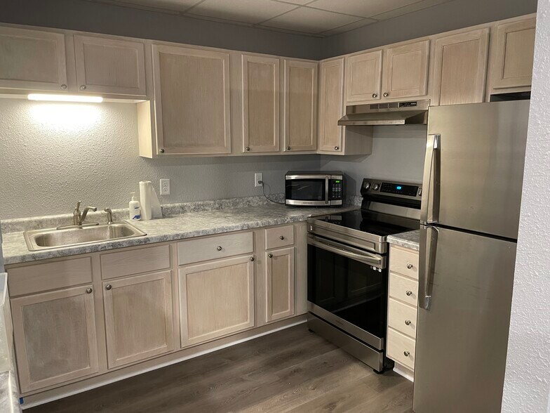 More Photos Of 30401-30405 Neal Ave, Lindstrom Warehouse For Sale