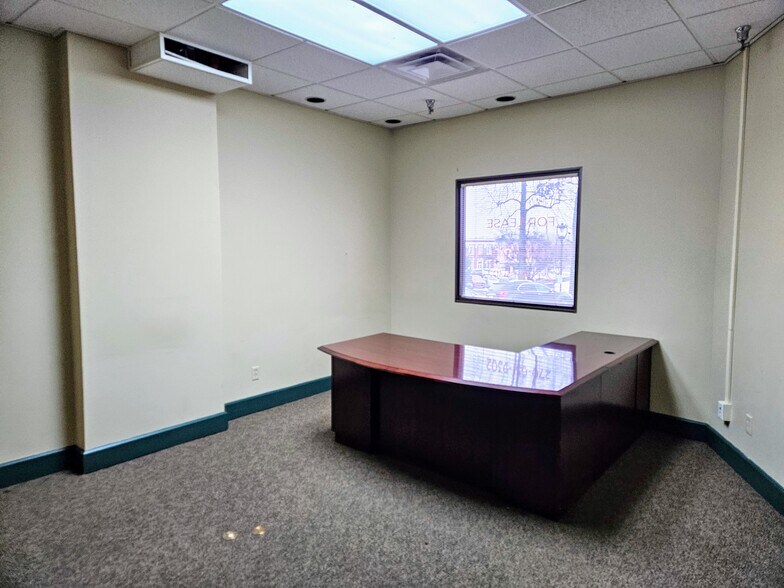More Photos Of 113 W Public Sq, Glasgow Office For Sale