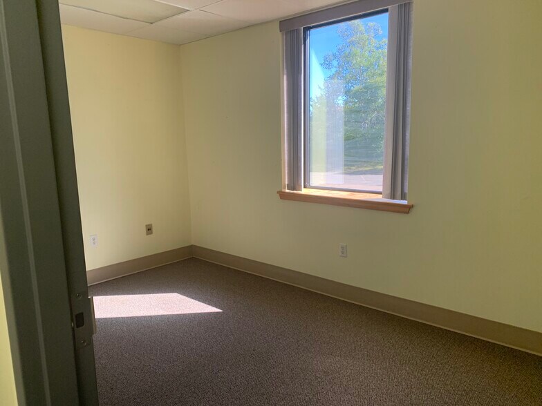 More Photos Of 32 Paint St, Port Hawkesbury Office For Lease