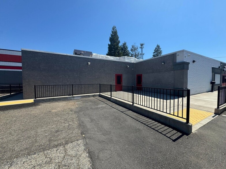 More Photos Of 329 Lake Blvd, Redding Bar For Lease