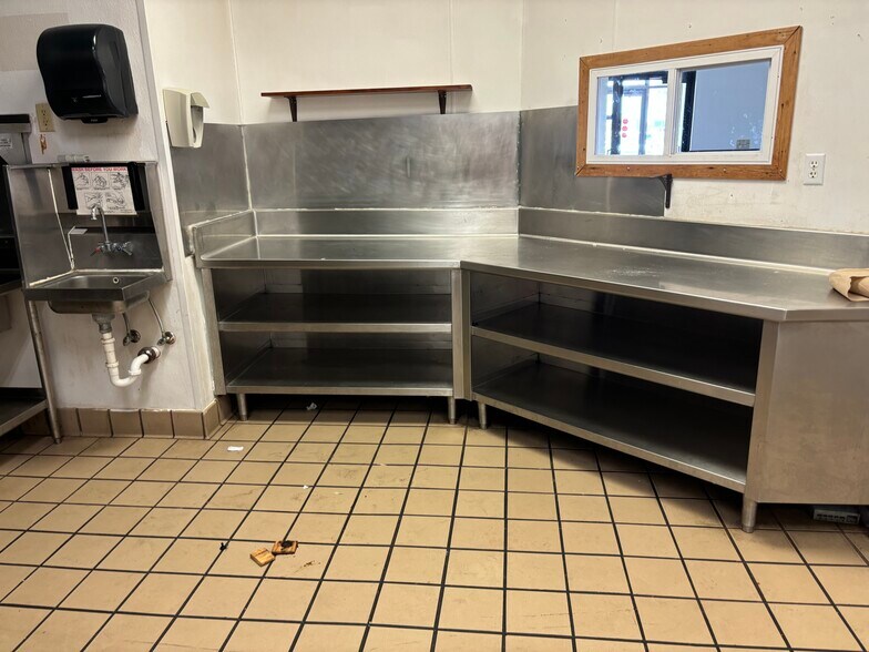 More Photos Of 210 N Lewis Ave, Oglesby Restaurant For Lease