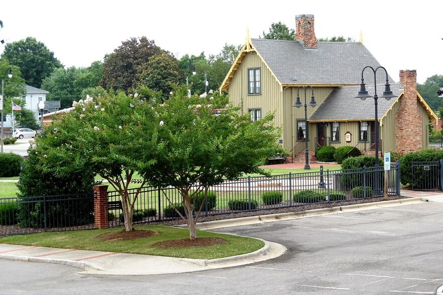 More Photos Of 148 S Moore St, Sanford Restaurant For Lease