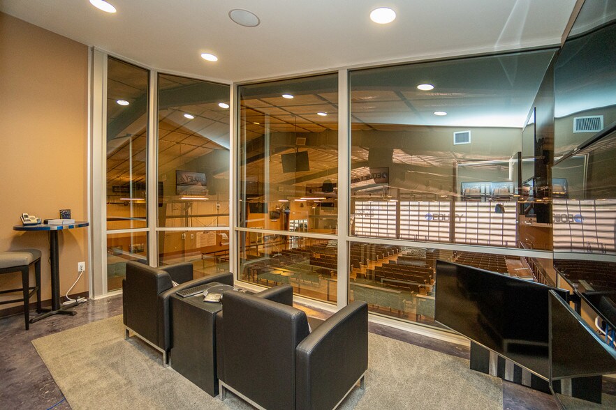 More Photos Of 7044 Interstate 10, Sealy Distribution For Sale