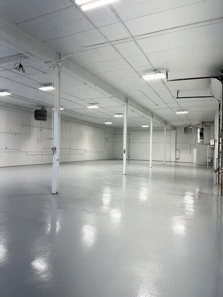 More Photos Of 701 N Michigan Ave, Villa Park Warehouse For Lease