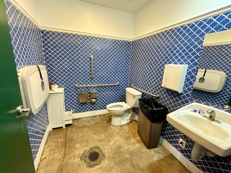 More Photos Of 529 E Howell Ave, Alexandria Restaurant For Lease