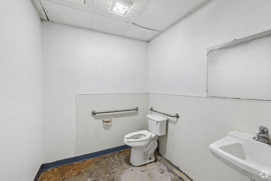 More Photos Of 1309-1323 W Pipeline Rd, Hurst General Retail For Sale