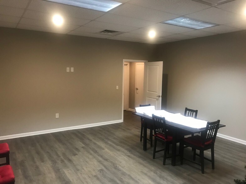 More Photos Of 108 E Southport, Dothan Light Distribution For Sale