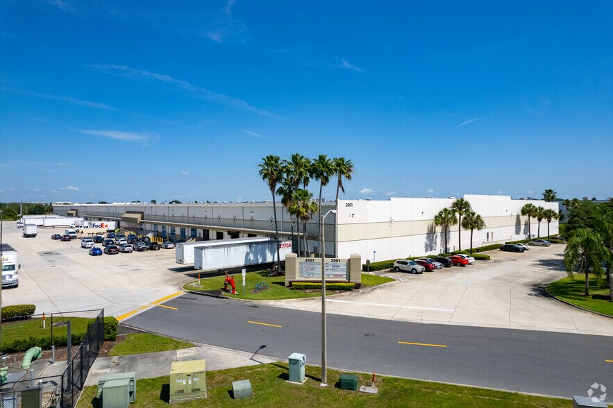 More Photos Of 2501 Investors Row, Orlando Distribution For Lease