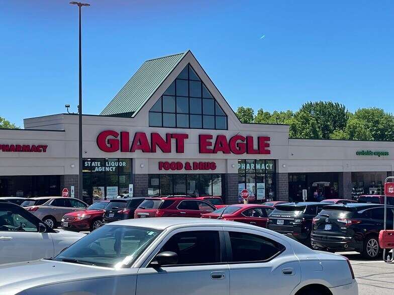More Photos Of 8202-8280 E Market St, Warren Unknown For Lease