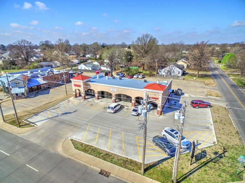 More Photos Of 407 N York St, Muskogee Freestanding For Lease