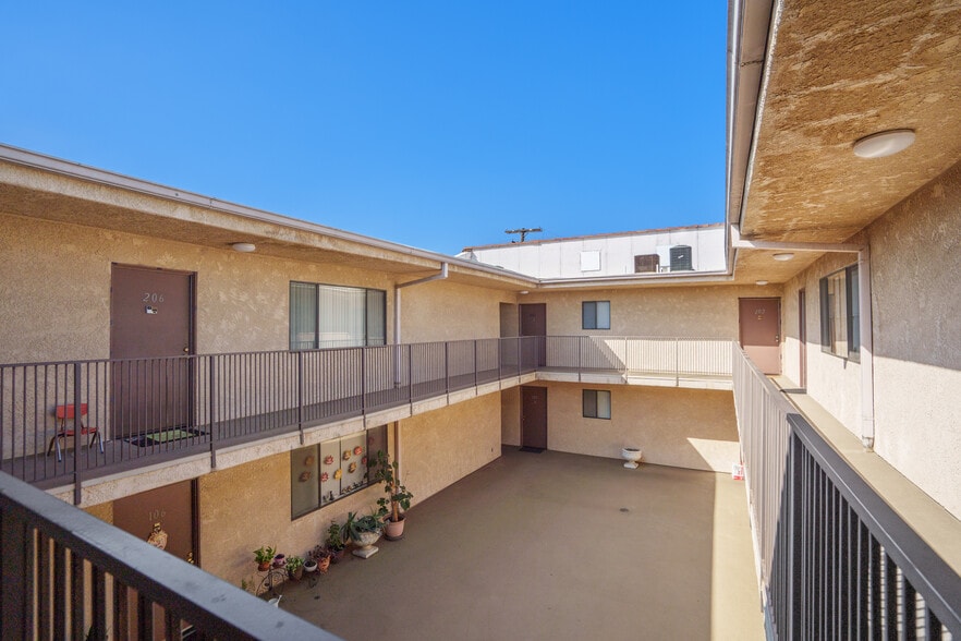 More Photos Of 6924 Woodman Ave, Van Nuys Apartments For Sale