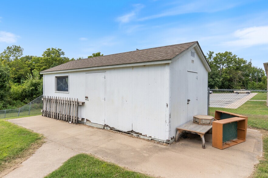 More Photos Of 185 Rebecca St, Gentry Office For Lease