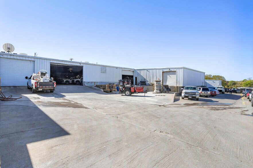 More Photos Of 913 N Belt Line Rd, Irving Distribution For Sale