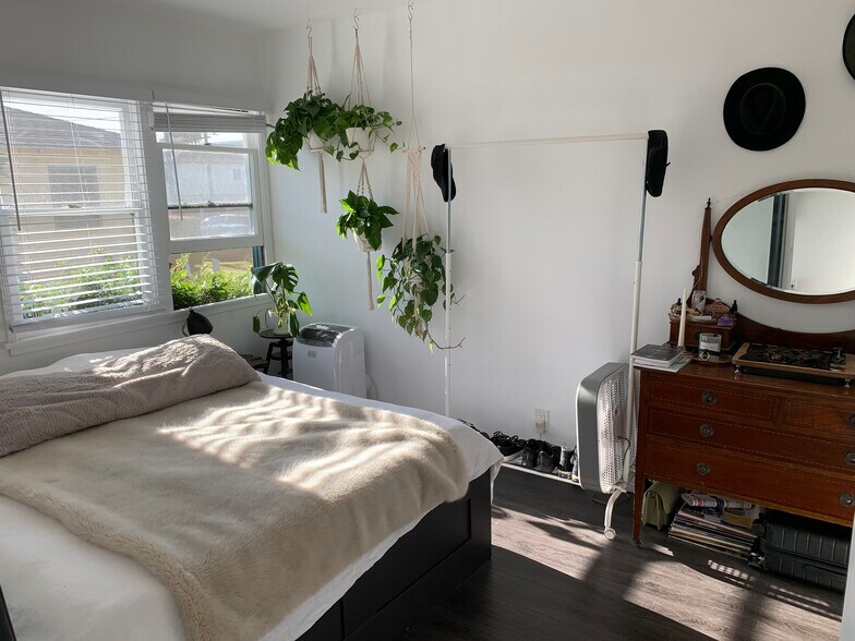 More Photos Of 1824 Michigan Ave, Santa Monica Apartments For Sale