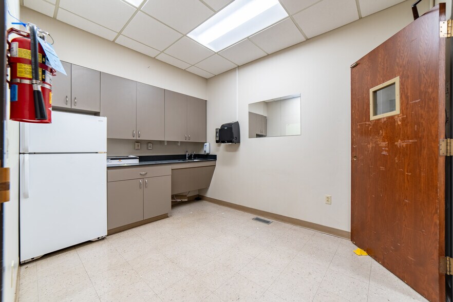 More Photos Of 2700 S Saint Peters Pky, Saint Peters Bank For Sale