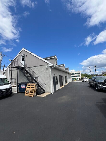 More Photos Of 1 Blackhorse Ln, Media Showroom For Sale