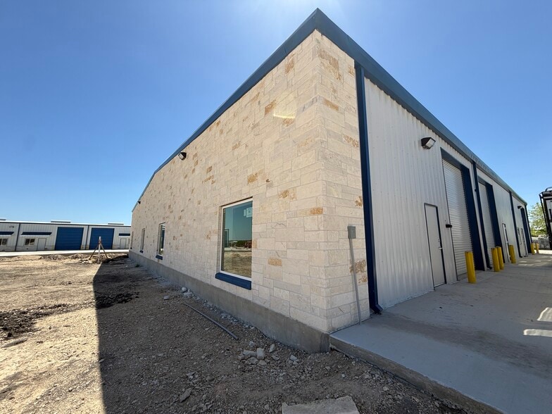 More Photos Of 8081 Old Bastrop Rd, New Braunfels Unknown For Lease