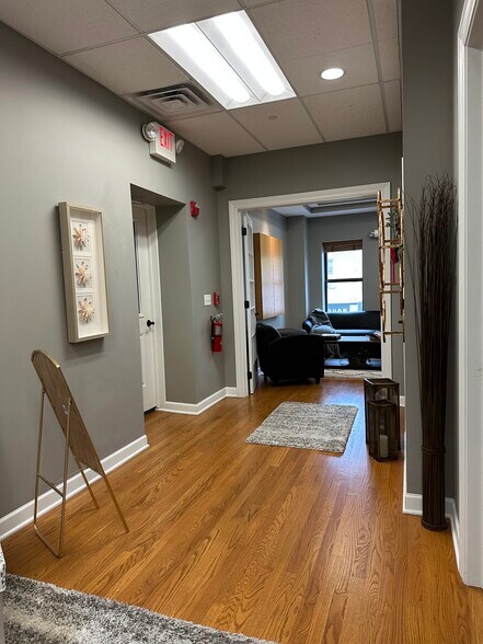 More Photos Of 202 W Main St, St Charles Office For Lease